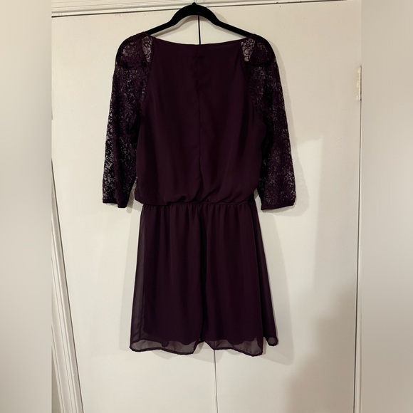 Flowey dress with cinch waist, lace sleeves, and in excellent condition. - Picture 4 of 4